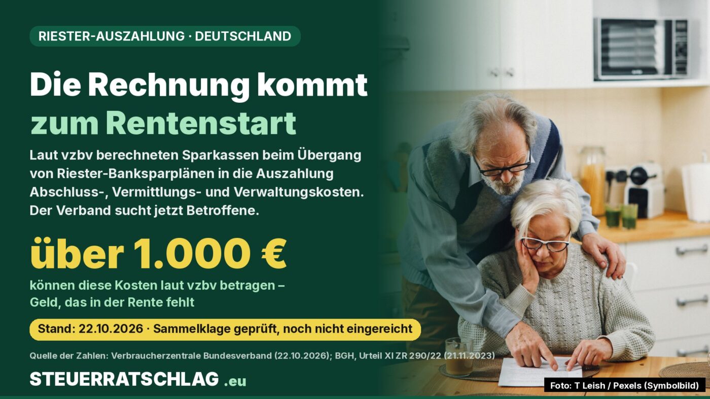 Infografik: Laut Verbraucherzentrale Bundesverband können Kosten beim Übergang von Sparkassen-Riester-Banksparplänen in die Auszahlung mehr als 1.000 Euro betragen; daneben ein älteres Paar, das Unterlagen prüft