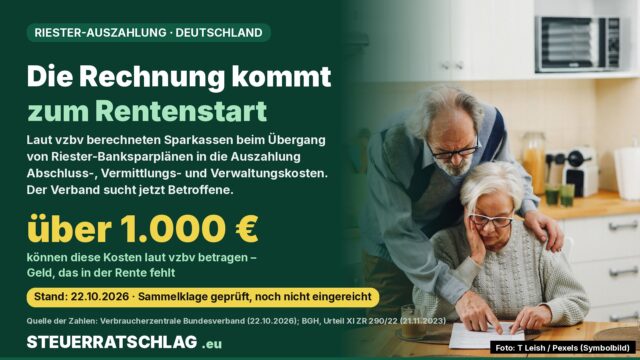 Infografik: Laut Verbraucherzentrale Bundesverband können Kosten beim Übergang von Sparkassen-Riester-Banksparplänen in die Auszahlung mehr als 1.000 Euro betragen; daneben ein älteres Paar, das Unterlagen prüft