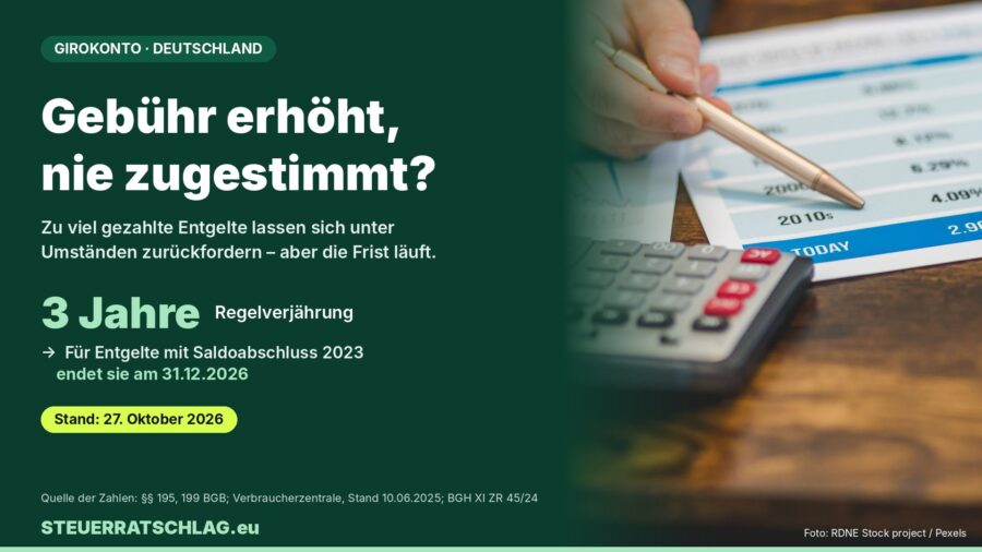 Aufmacher-Karte: Gebühr erhöht, nie zugestimmt? – 3 Jahre Regelverjährung, für Entgelte mit Saldoabschluss 2023 endet sie am 31.12.2026; Foto mit Stift, Tabelle und Taschenrechner